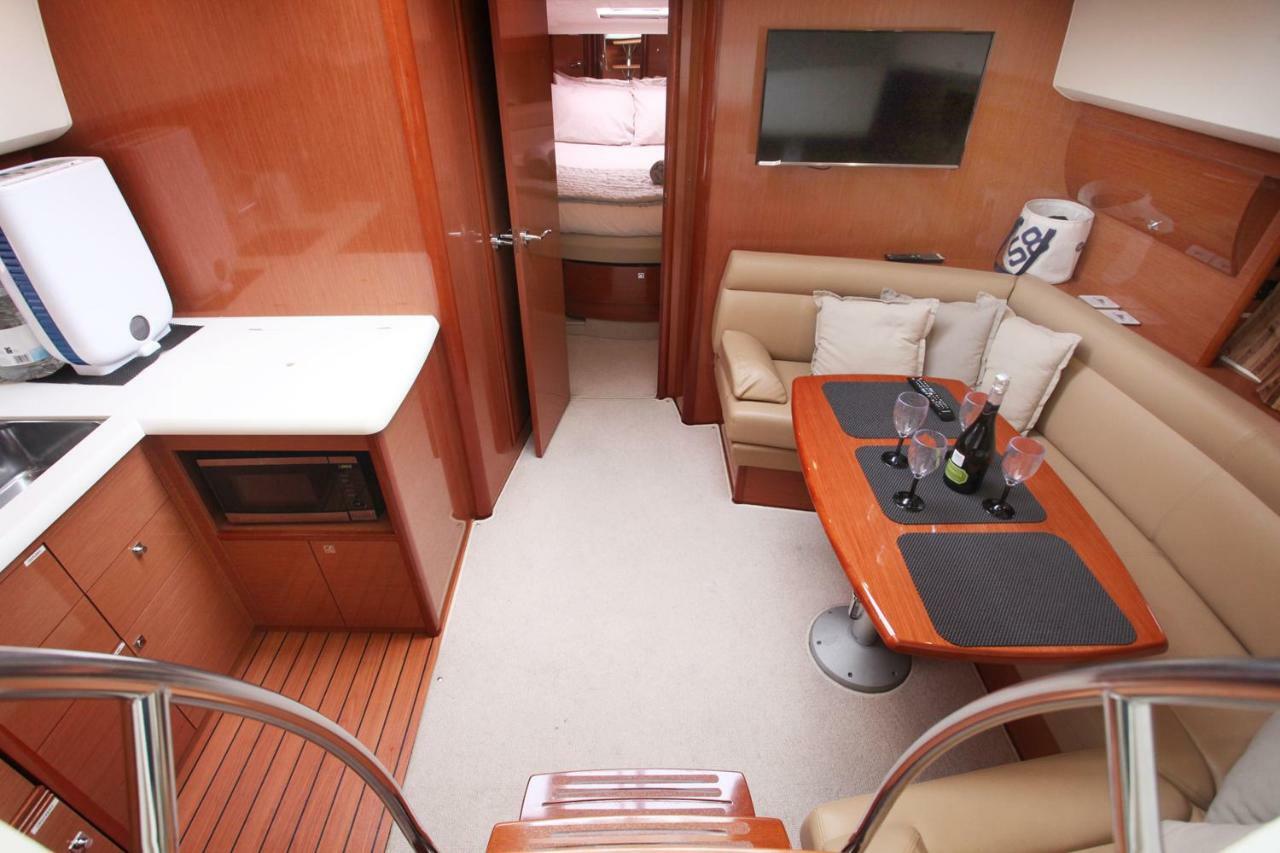 Zen Dog Luxury Motor Yacht Hotel Lymington Buitenkant foto