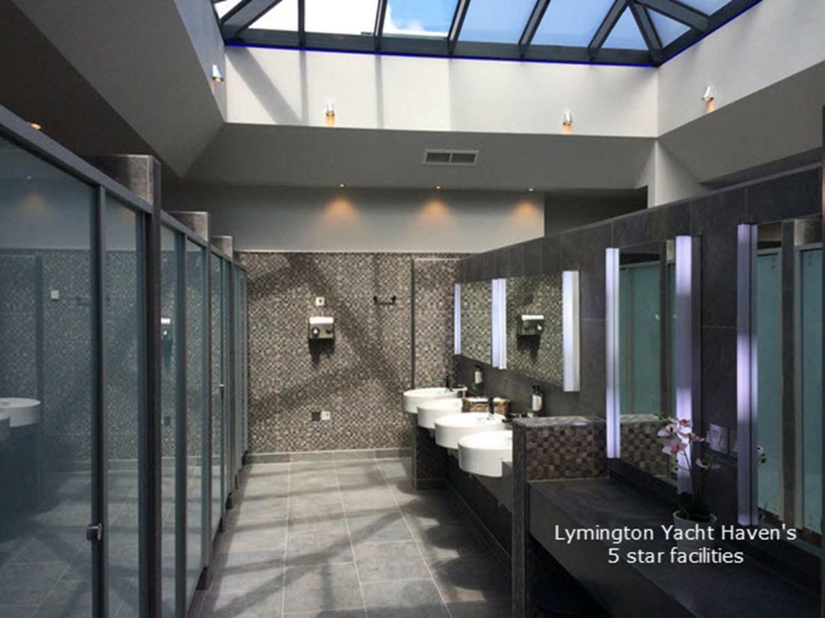 Zen Dog Luxury Motor Yacht Hotel Lymington Buitenkant foto